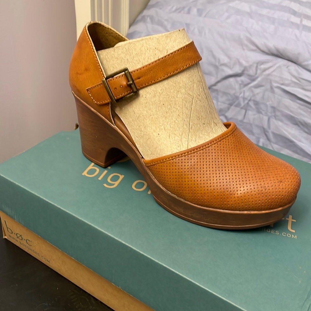 Tan clogs